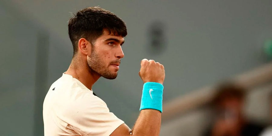 Alcaraz ya espera rival en la final de RG, tras el abandono de Musetti (4-6, 7-6, 6-0, 2-0 ...) | VIDEO-RESUMEN